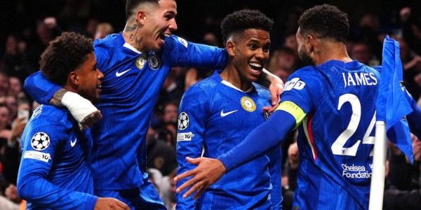 体坛联播｜切尔西三球完胜十人巴萨，世界杯抽签分档出炉