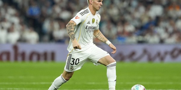 记者：马斯坦托诺为皇马出战欧冠不会有任何问题