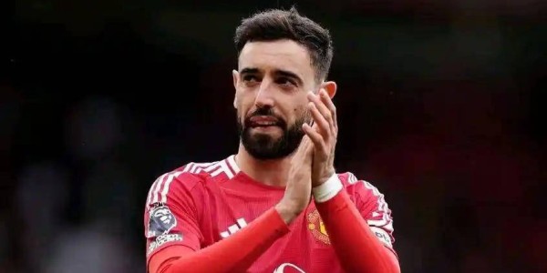 B费正式宣布留队，曼联批准，C罗送上祝福