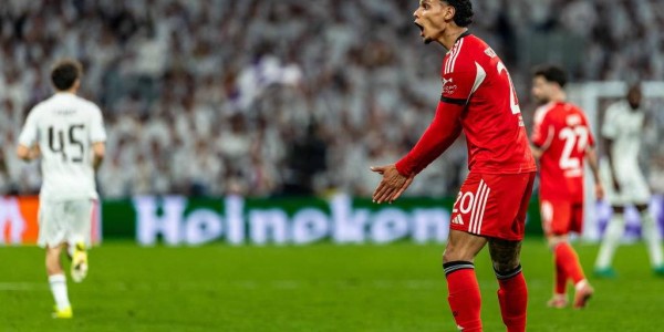 本菲卡球员向维尼修斯要球衣，球迷怒喷：滚出去！尊重本菲卡