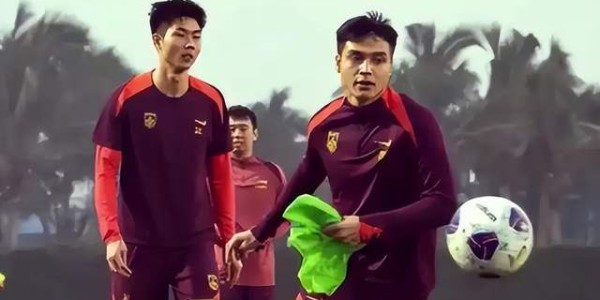 赶紧留洋！21岁国脚昨晚中超戏耍2名外援：英超级踢法！