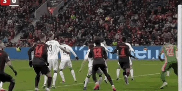 杀疯了！32岁凯恩世界波+点射，拜仁3-0完胜，6分领跑德甲