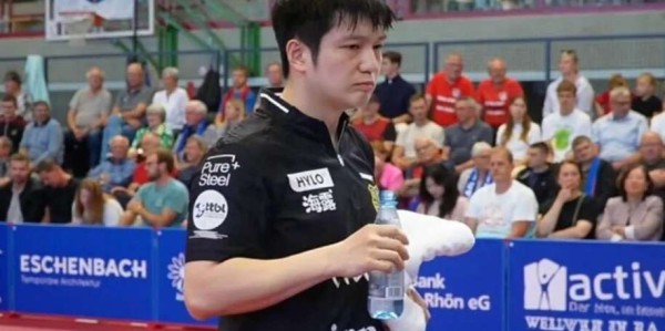 樊振东德甲爆冷输球大揭秘！真相让人心疼又敬佩，1个擦边球引爆暖心反转