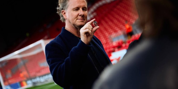 西蒙尼与球迷对喷！红牌禁赛背后的战术思考与情感冲突