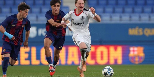 弗里克的巴萨三冠王：从质疑到传奇，逆转开启新纪元