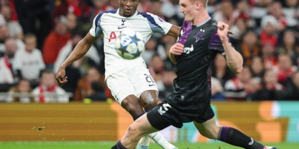 欧冠联赛阶段第6轮：热刺3-0布拉格斯拉维亚 西蒙斯造点破门库杜斯点射