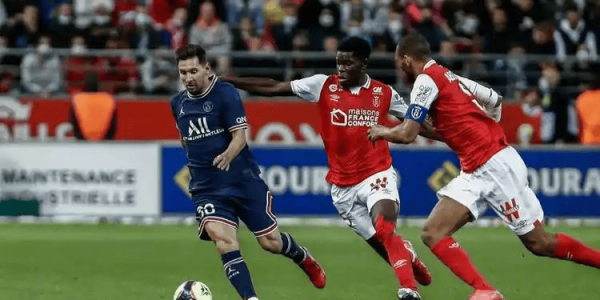 巴黎圣日耳曼主场迎战摩纳哥，卫冕战意强烈，主场优势明显，摩纳哥客场压力大，双方争夺激烈。