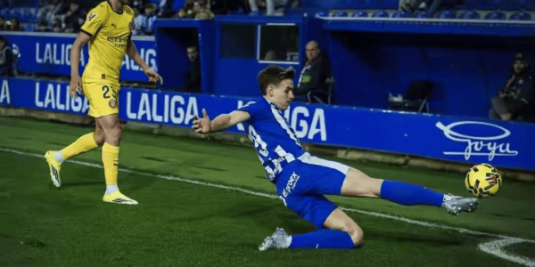 西甲榜首又易主，皇马第3次让位，巴萨笑纳大礼