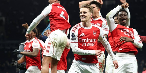 体坛联播｜阿森纳4比1热刺，赵心童赢下球员锦标赛冠军