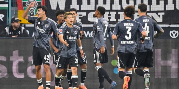 27岁日本球星梅开二度，助攻无敌！现场视角惊艳德甲比赛