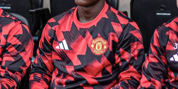 曼联新帝星心生不满，两轮零出场且无缘加薪！暂留队但最早冬窗恐走人