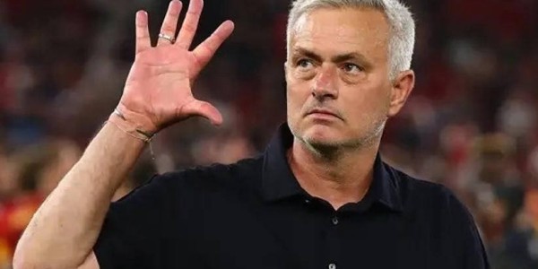 波尔图7连胜领跑，穆帅争冠路艰难