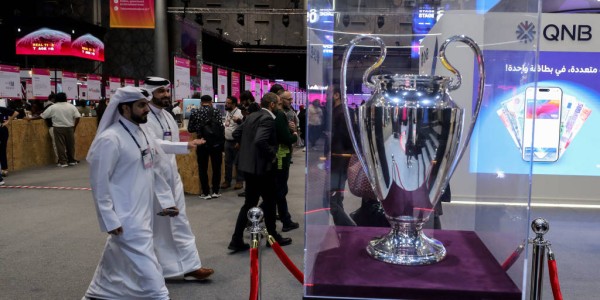 欧冠联赛冠军奖杯在多哈进行展览