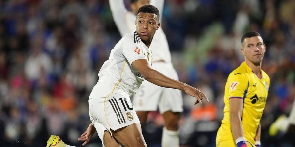 姆巴佩超越梅西，连续11场进球，生涯战绩登顶395球！