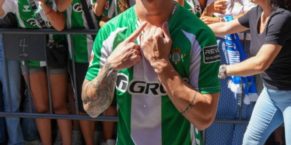 巴尔韦德客串右后卫！皇马对阵利物浦的战术调整与伤病影响