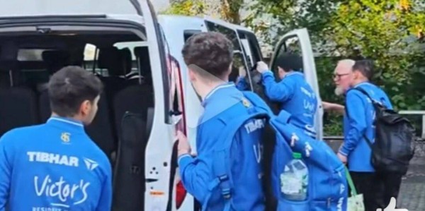 樊振东拿下德甲首场胜利，离场时疑似被车门夹到手，吓坏身旁队友