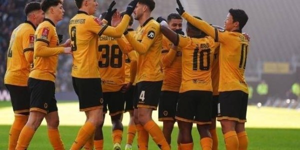 触底反弹？从开季惨不忍睹到近5场不败，爱德华兹让狼队找回自信