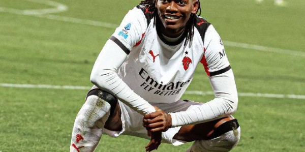 意甲领头羊易主！莱奥一剑封喉新援首秀，AC米兰1-0超越国米登顶