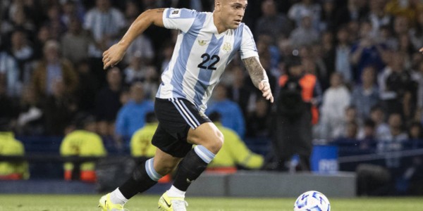 朗斯逆袭法甲：托万双响引领球队自2004年以来首次登顶积分榜！