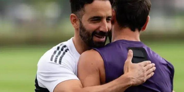 执教场均1.43分！曼联解职阿莫林，队长费尔南德斯发文致谢显成熟