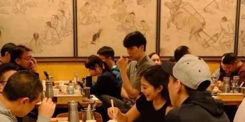 打湖人1分1板 杨瀚森赛后携女友在洛杉矶吃韩料