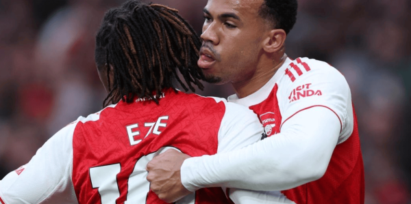 2-1险胜！乌龙球+红牌，阿森纳掀翻切尔西，曼城被甩开5分