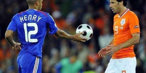 先跟C罗水火不容，后与大罗关系微妙，欧冠金靴受困于人际关系