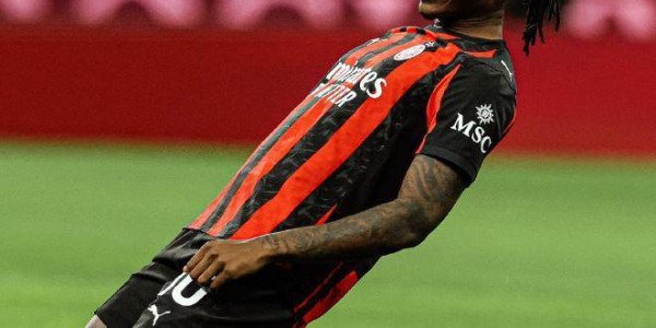 莱奥一剑封喉，AC米兰1-0复仇拉齐奥，登顶意甲积分榜坐山观虎斗