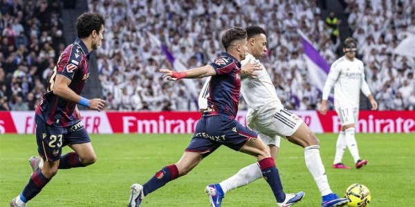 随着巴萨1-2，马竞1-0，皇马2-0，西甲积分榜产生，巴萨1分领跑