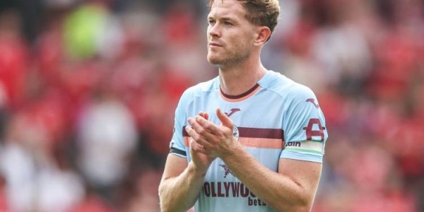 刚当队长就被挖？英媒：热刺有意小蜜蜂中卫科林斯，弗兰克想要他