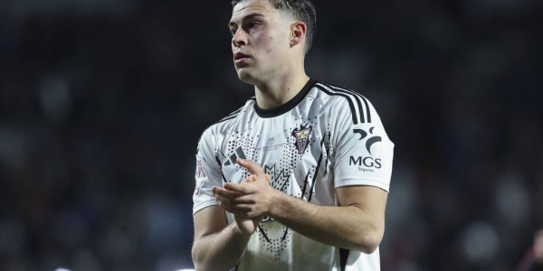 弗里克拥抱拉菲尼亚回归：吉罗纳之战巴萨能否借势回位西甲榜首？