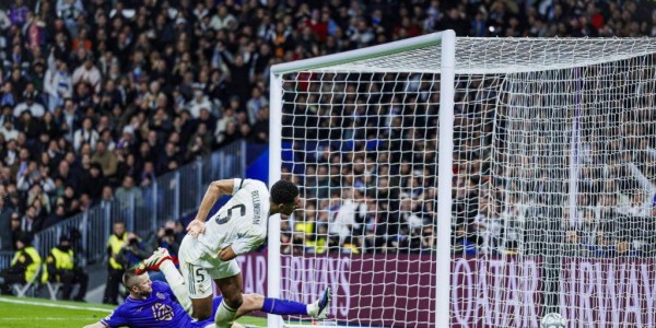 皇马最强首发出炉！姆巴佩携维尼修斯领衔，誓夺西甲榜首