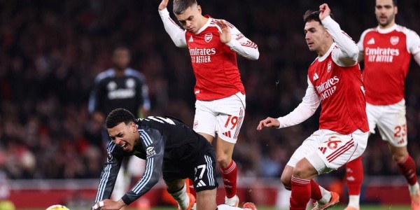 英超惊心动魄，一夜两大豪门爆冷，争冠黑马11连胜被终结