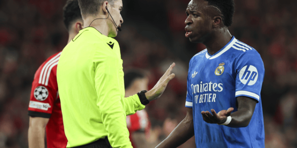 维尼修斯引爆比赛冲突：比赛暂停穆帅被罚下，孰是孰非引发矛盾