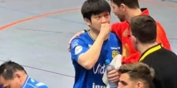 樊振东德甲双打首秀失利背后：疲惫身影牵动人心，球迷盼英雄卸甲归乡