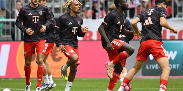 德甲首轮重磅对决：拜仁海报背后的战术分析与球员故事