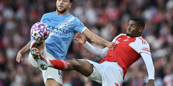 VAR争议引发热议：阿森纳对纽卡的手球判罚背后真相揭秘