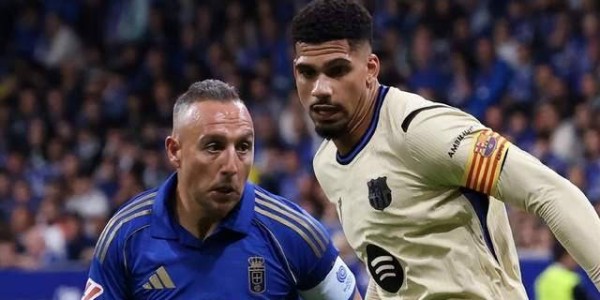 西甲40岁传奇依然踢球：花白头发获3万人致敬，巴萨队员送拥抱