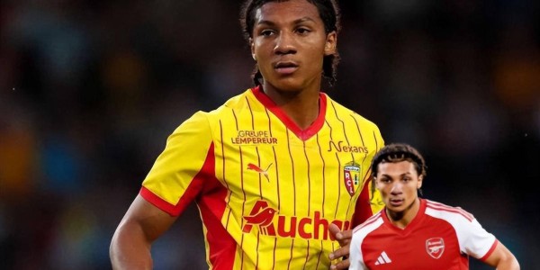 20岁防守新星闪耀法甲，攻防兼备成转会焦点，英超两豪门激烈争抢