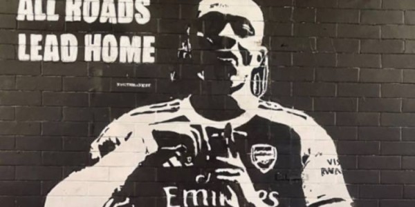 电讯报：埃泽身穿阿森纳球衣的壁画遭到污损，肇事者疑似热刺球迷