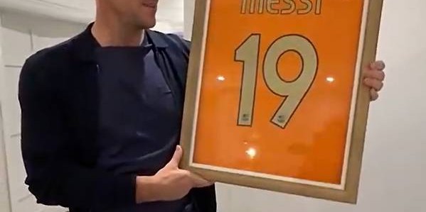 特里拍卖06年跟梅西要的球衣！为了做公益！