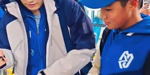 又稳又狠！樊振东狂拿2分赢麻了，赛后蹲地签名超宠粉