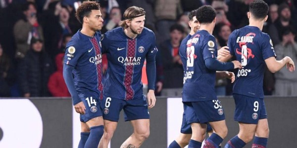 巴黎3-0大胜梅斯，榜首易主，强势登顶法甲榜首，朗斯被逆转跌至第二