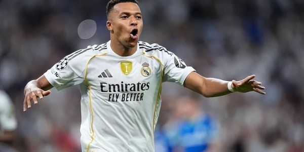 裁判刚掏红牌，姆巴佩立马摘下卡瓦哈尔队长袖标，球迷：能成大事